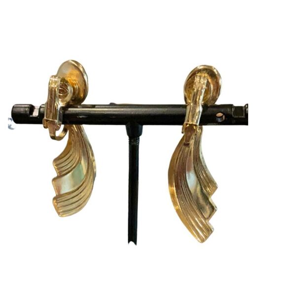 Gorgeous Vintage Clip Earrings  - Picture 3 of 4